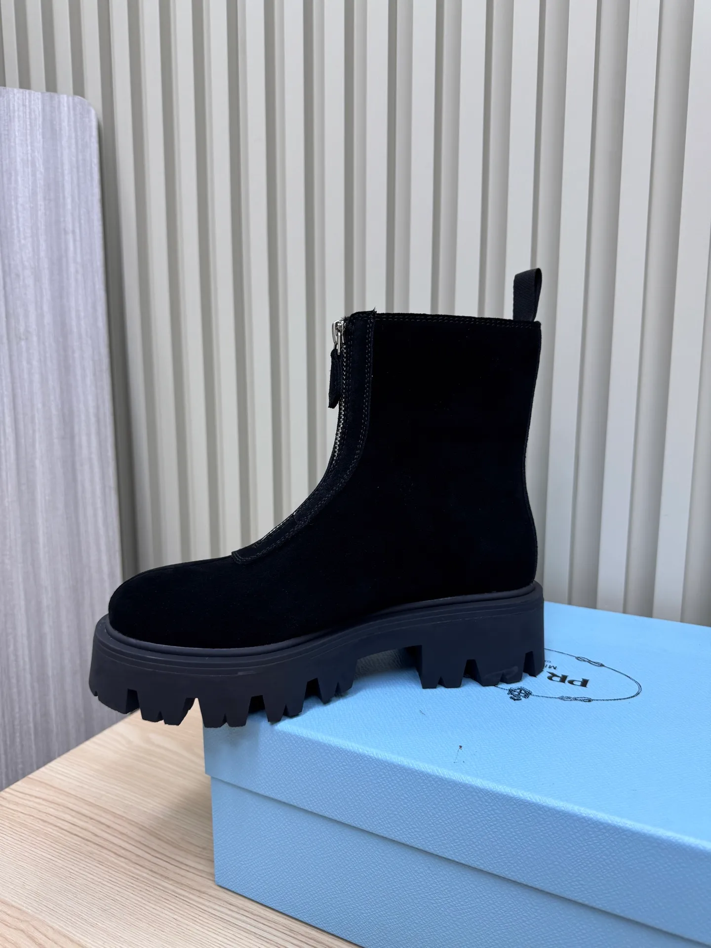 👟👟Ex-factory price 680👟👟 Prada / Prada couple's Martin boots are here, comfortable and elegant to wear. The original molded outsole of the counter is 1:1 replica. It is made of non-slip and wear-resistant imported TPU tin mold vacuum outsole. Tank-shaped thick sole. Fabric: imported anti-explosion cowhide. Lining: imported mixed sheepskin lining. Sheepskin foot pads. Outsole: tin molded beef tendon sole. Code number: 35-41 (42 customized)